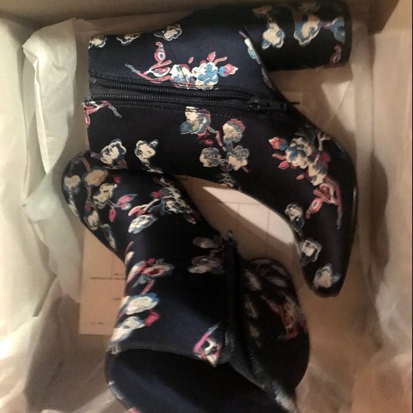 Urban Outfitters Flower Embroidered Ankle boots - Picture 4 of 5